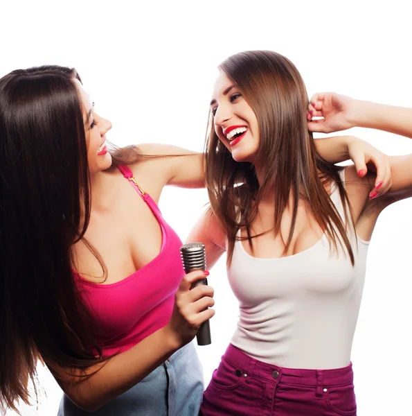 Ragazze sensuali che cantano con microfono — Foto Stock