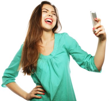 Güzel genç kız selfie çekiyor.