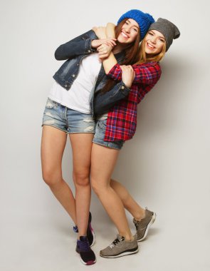 İki genç kız arkadaş birlikte eğleniyor.