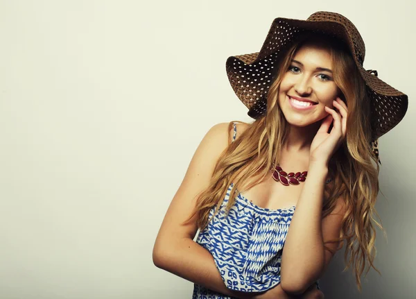 Mujer en sombrero de paja de verano — Foto de Stock