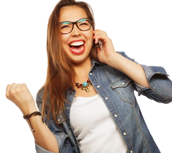 Mulher feliz com smartphone — Fotografia de Stock