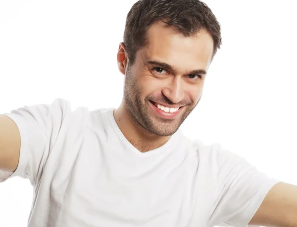 Joven sosteniendo la cámara y haciendo selfie — Foto de Stock