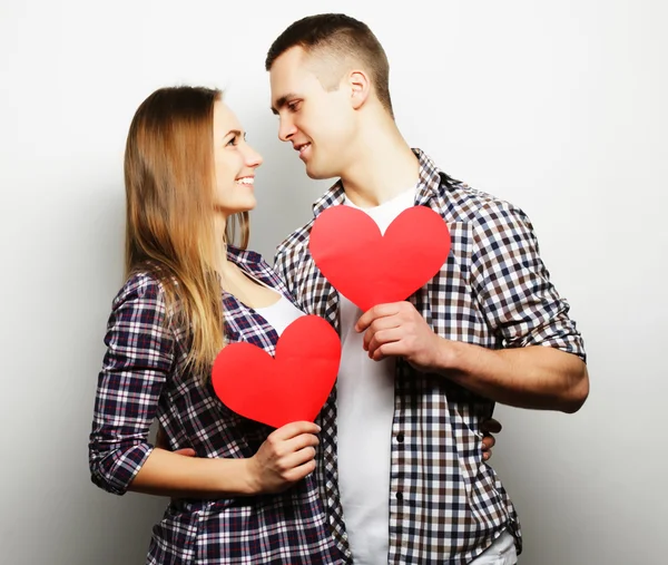 Casal feliz no amor segurando coração vermelho . — Fotografia de Stock