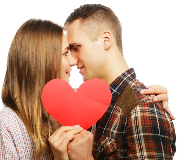Feliz pareja enamorada sosteniendo el corazón rojo . —  Fotos de Stock