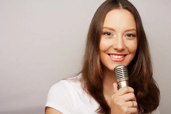 Chica cantando feliz . —  Fotos de Stock