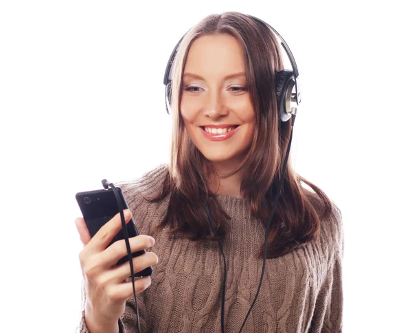 Joven mujer feliz con auriculares escuchando música — Foto de Stock