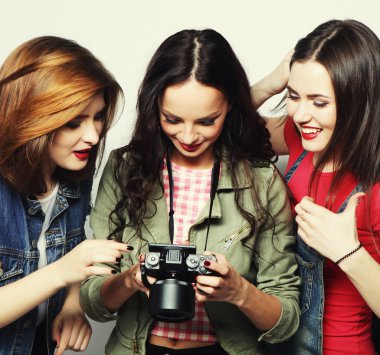Üç kız kameraya arıyorum