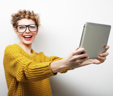 mutlu kadın selfie ile dijital tablet alarak