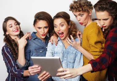 selfie dijital tablet ile alarak beş hippi kız arkadaş