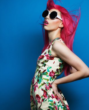 Pembe saçlı güzel manken