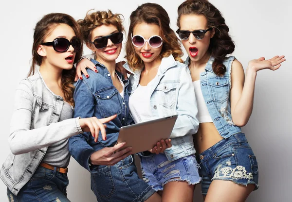 디지털 태블릿을 사용 하는 4 명의 hipster 여자 친구 — 스톡 사진