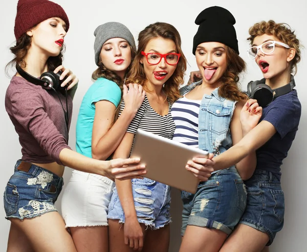 Vijf hipster meisjes vrienden nemen selfie met digitale tablet — Stockfoto