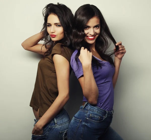 Två unga flickvänner står tillsammans och har kul. — Stockfoto