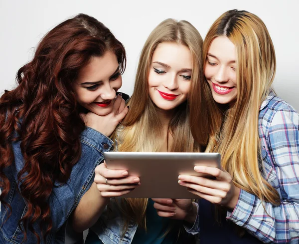 Três meninas amigas tomando selfie com tablet digital — Fotografia de Stock