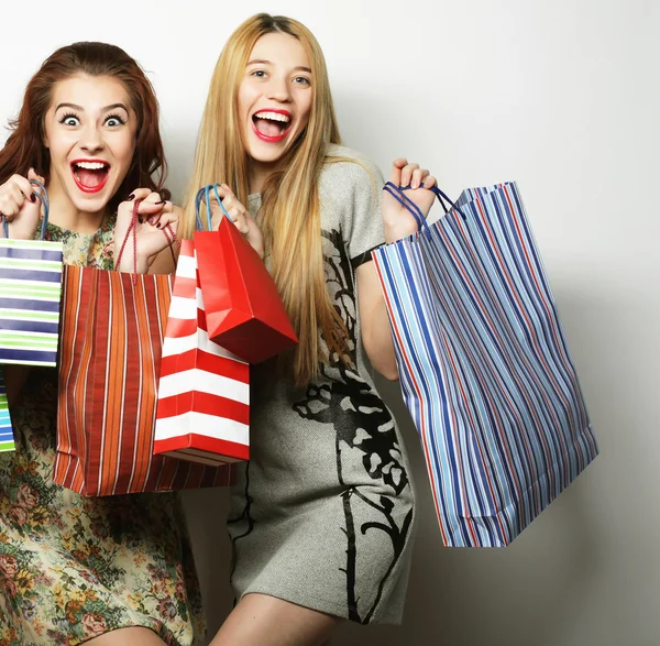 Két gyönyörű fiatal nő portréja bevásárlótáskákkal. — Stock Fotó