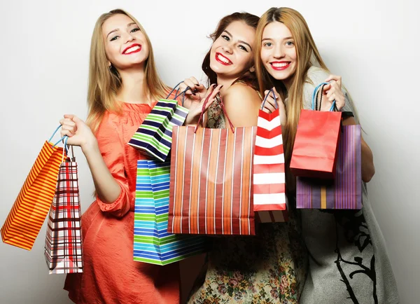 Mooie jonge vrouwen met Shopping tassen — Stockfoto