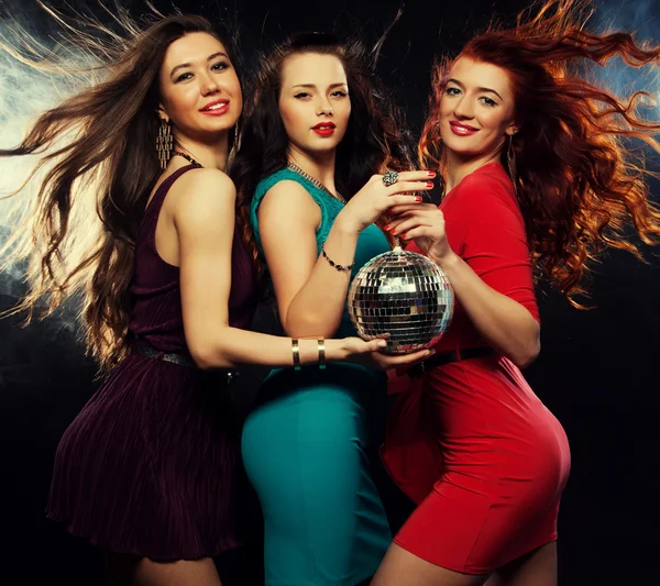 Grupp av festande flickor med discokula — Stockfoto