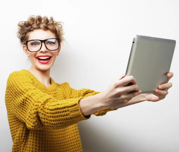 Felice donna prendendo selfie con tablet digitale — Foto Stock