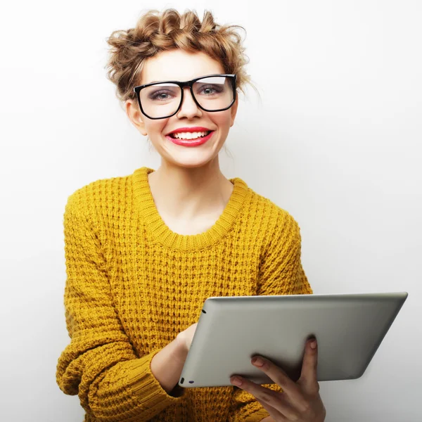 Felice ragazza adolescente con gli occhiali con computer tablet pc — Foto Stock