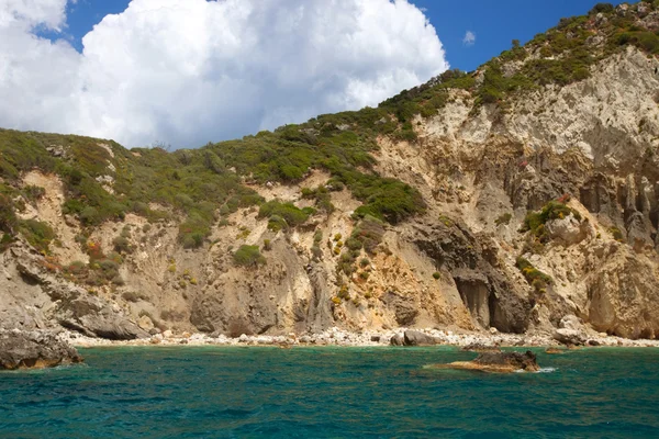 Cuevas azules a lo largo de la orilla de Zakynthos — Foto de Stock