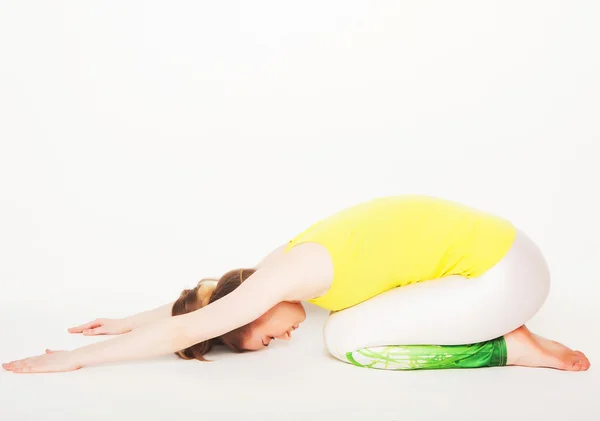 Joven hermosa yoga posando — Foto de Stock