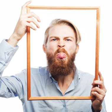 resim çerçevesi tutan genç adam