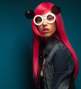 Pembe saçlı güzel manken