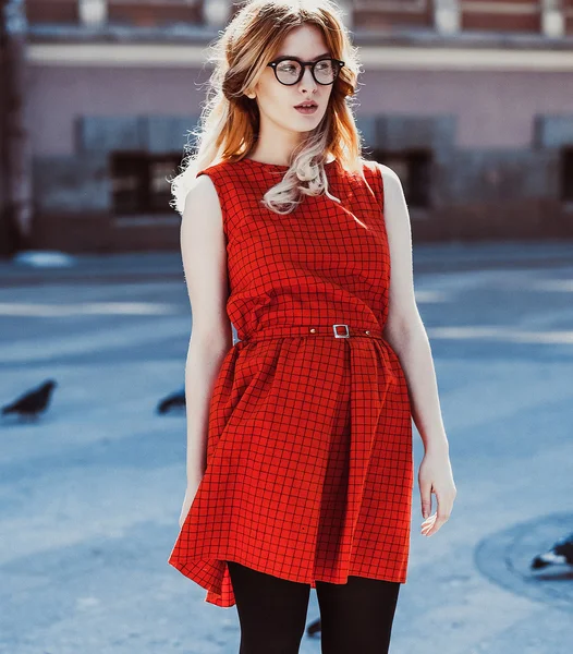 Joven mujer hipster con vestido rojo —  Fotos de Stock