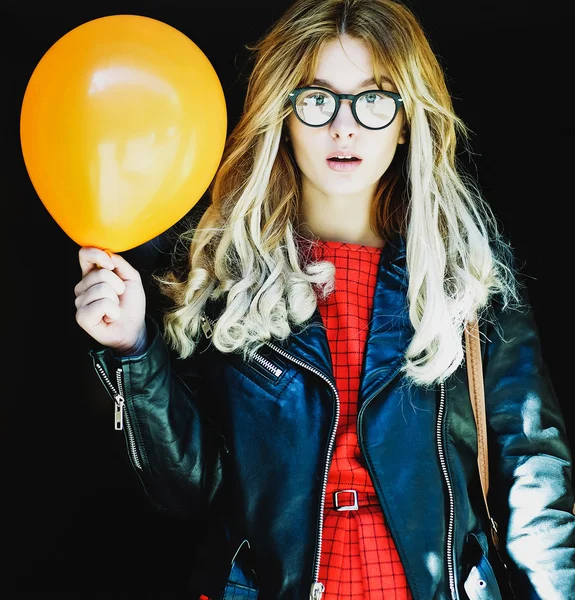 Junge Hipsterfrau mit Luftballon in der Stadt — Stockfoto