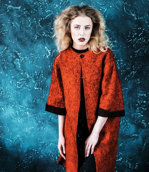 Modieuze vrouw gekleed in een rode jas — Stockfoto