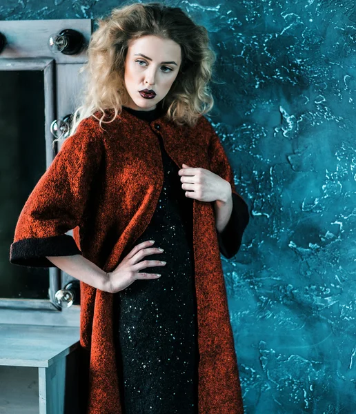 Femme à la mode vêtue d'un manteau rouge — Photo