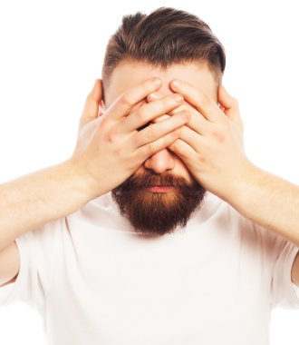 Beyaz tişörtlü şık sakallı adam.