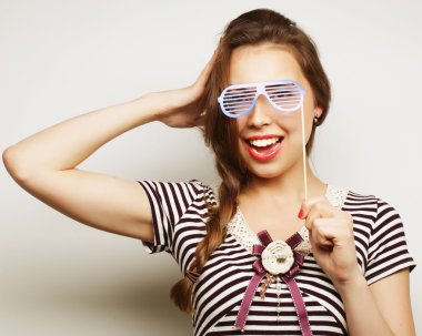 Parti bardakları tutan neşeli genç kadınlar..