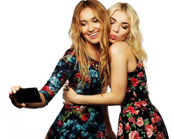 Két fiatal nő szelfit készít mobiltelefonnal — Stock Fotó