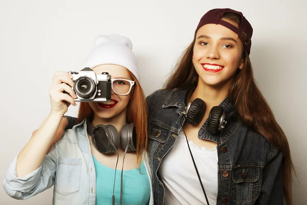 Filles heureuses amis prendre des photos, avec appareil photo — Photo