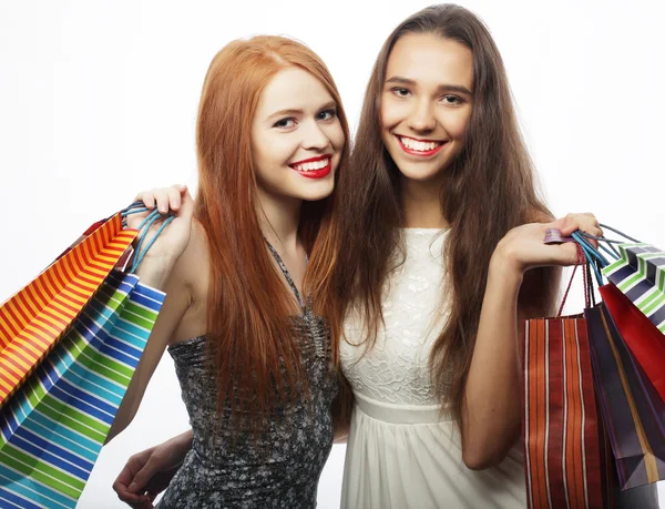 Portret van twee mooie jonge vrouwen met boodschappentassen — Stockfoto