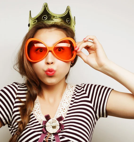 Ung kvinna med stora festglasögon — Stockfoto