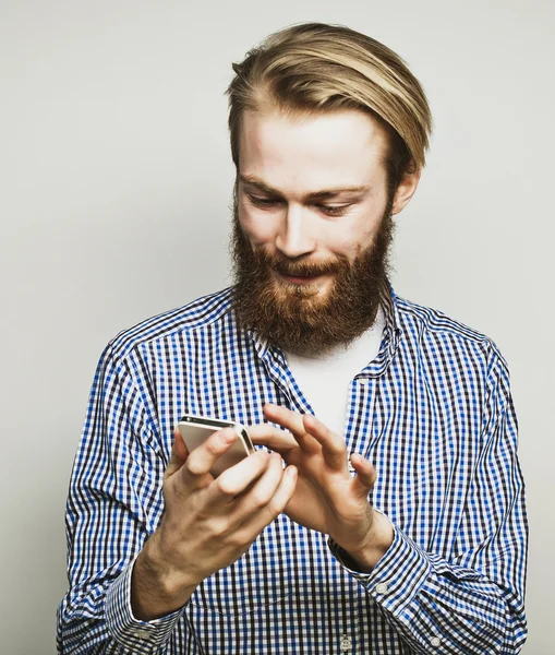 Junger bärtiger Mann mit Handy — Stockfoto