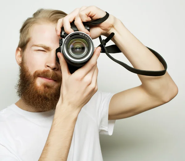 Joven fotógrafo barbudo —  Fotos de Stock