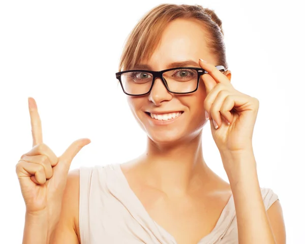 Frau mit Brille zeigt nach oben — Stockfoto