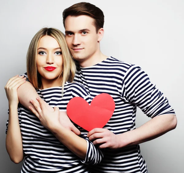 Ευτυχισμένο ζευγάρι ερωτευμένος κρατώντας κόκκινη καρδιά — Φωτογραφία Αρχείου