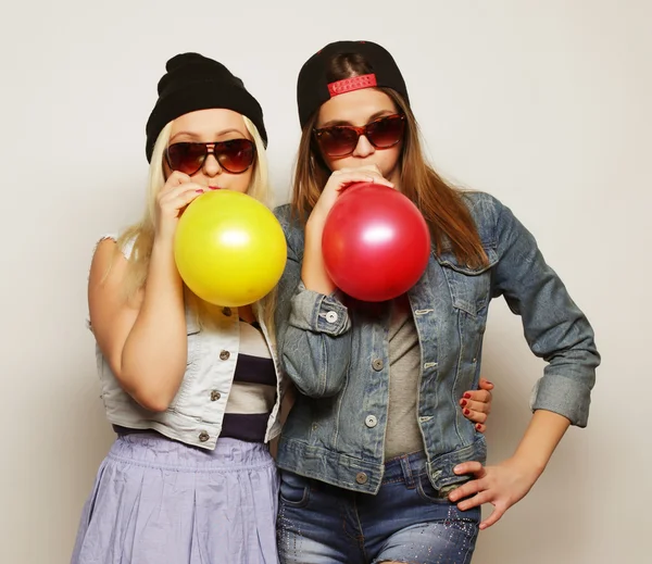 Meninas hipster sorrindo e segurando balões coloridos — Fotografia de Stock