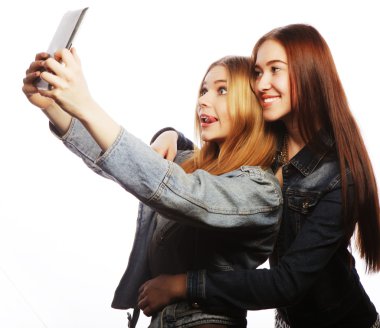 İki genç ve güzel kadın kendi kendine portre alarak