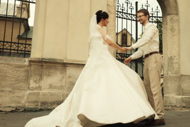 Lüks romantik mutlu gelin ve damat evliliği kutluyor.