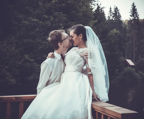 Ein junges Brautpaar, das zusammen im Freien steht — Stockfoto