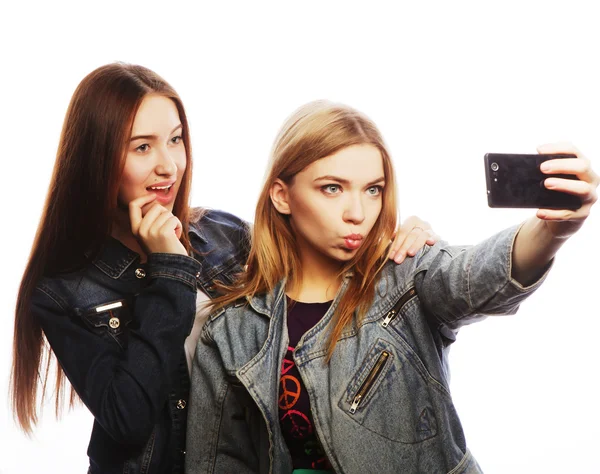 Двое подростков фотографируются со смартфоном — стоковое фото