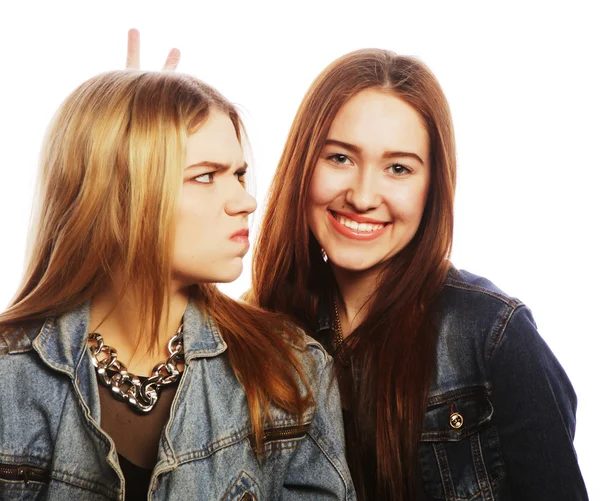 Dos amigas jóvenes divirtiéndose . —  Fotos de Stock