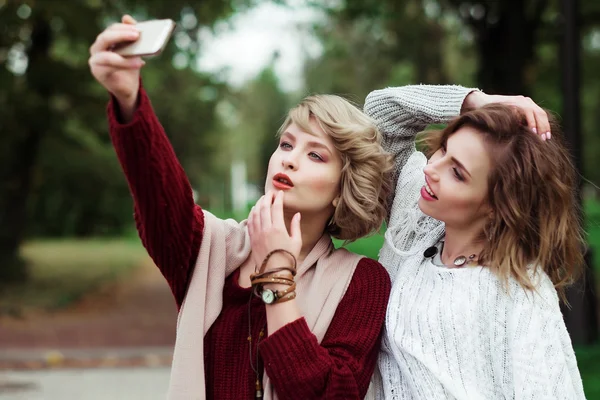 Mladé ženy, kteří se selfie — Stock fotografie