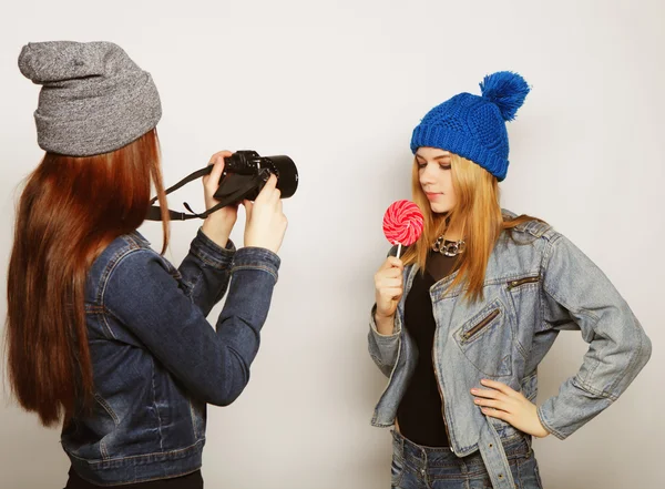 Una chica toma una foto de su amigo — Foto de Stock