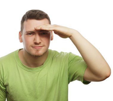 Yeşil t-shirt mutlu genç adam